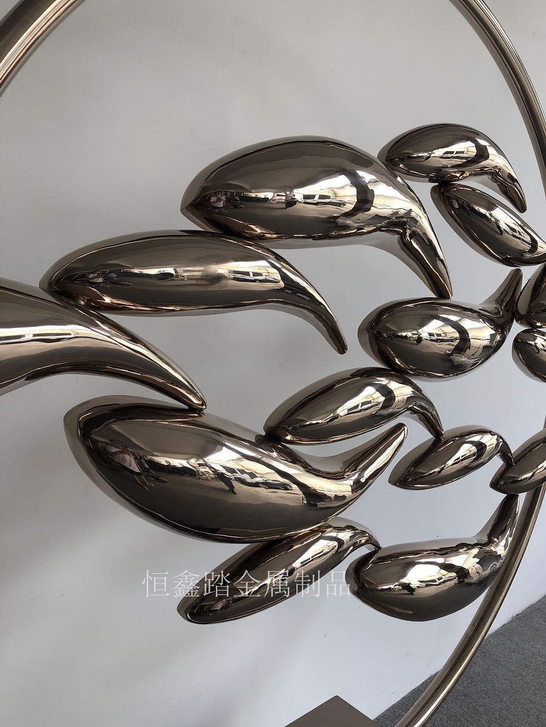 不锈钢抽象鱼群 凝固的灵动与现代景观的融合
